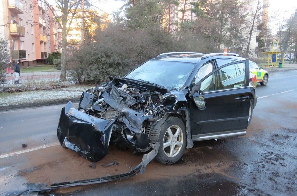 Řidič přejel do protisměru a poté čelně narazil do tahače
