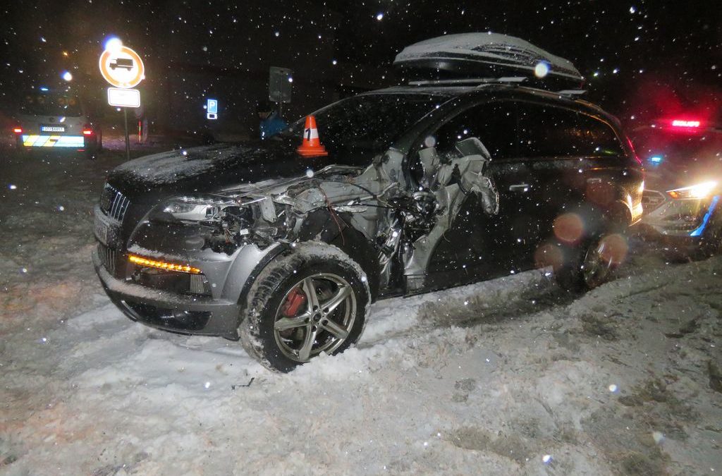 Řidič na zasněžené vozovce dostal smyk, zachytil o bok protijedoucího nákladního vozidla