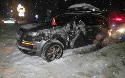 Řidič na zasněžené vozovce dostal smyk, zachytil o bok protijedoucího nákladního vozidla