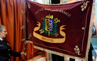 Kněz požehnal praporu Okresního sdružení hasičů v Bruntále