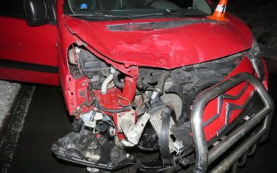 Nedodržel bezpečnou vzdálenost, narazil do auta