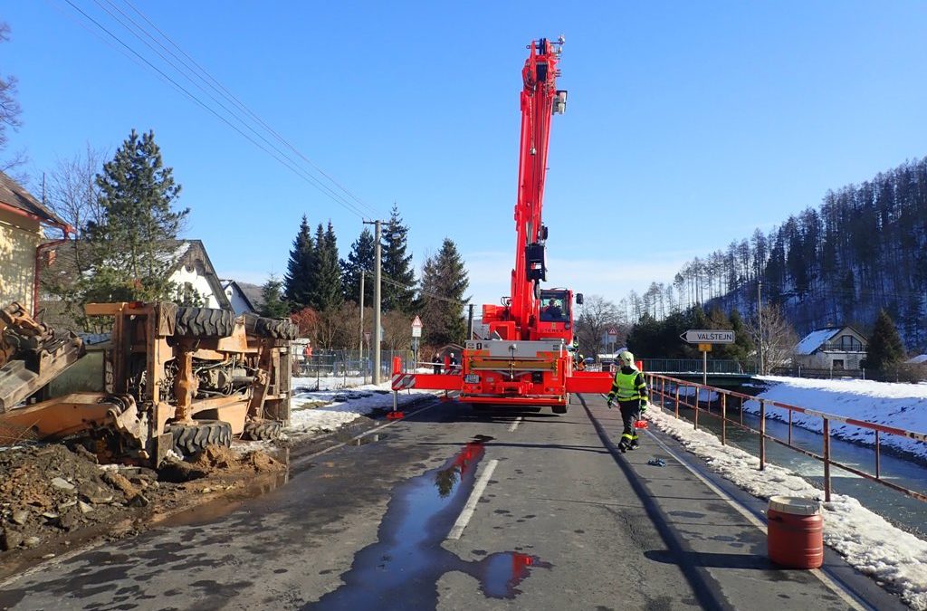 Ve Městě Albrechticích bagr poškodil plynovou přípojku, hasiči evakuovali osobu a psa