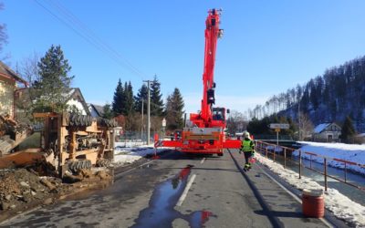 Ve Městě Albrechticích bagr poškodil plynovou přípojku, hasiči evakuovali osobu a psa
