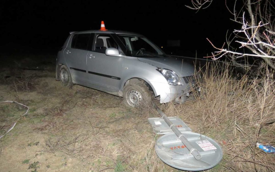 Opilý muž nezvládl řízení, narazil do směrového sloupku