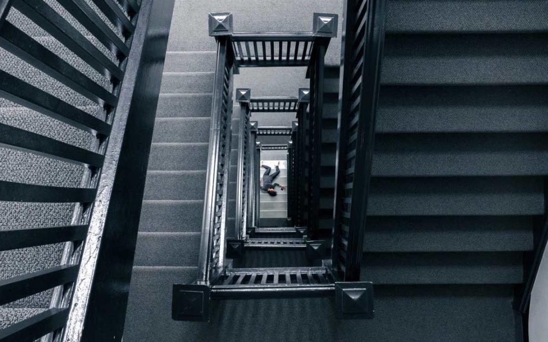 Smrt v Bruntále! Muž se zabil při pádu do schodišťové šachty