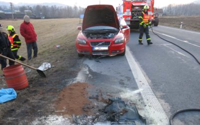 U Krnova vzplanulo auto, na místě zasahovaly dvě jednotky hasičů