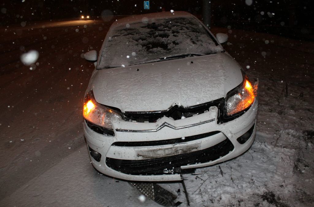 Řidička dostala smyk a srazila dopravní značku