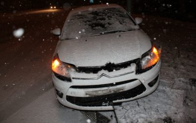 Řidička dostala smyk a srazila dopravní značku