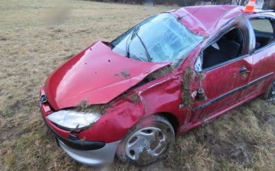 Peugeot se po smyku otočil několikrát přes střechu