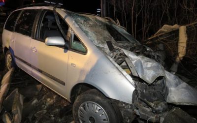 Řidič dostal smyk a narazil do betonového oplocení
