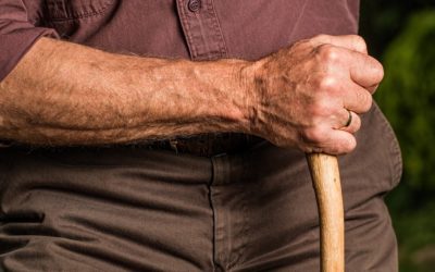 Drzý mladík žduchnul seniora takovou silou, že upadl na zem a způsobil si zranění v oblasti oka