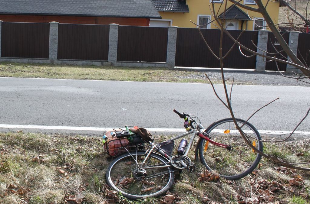 Cyklista nezvládl řízení a vyjel mimo vozovku