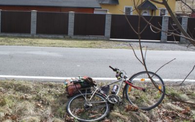 Cyklista nezvládl řízení a vyjel mimo vozovku