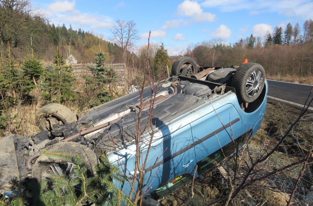 Dostal smyk a převrátil se s vozidlem na střechu