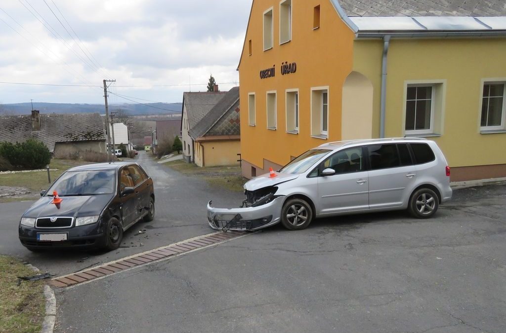 Řidička nedala přednost v jízdě, došlo ke střetu