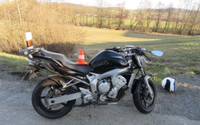 U Brantic se naboural motorkář, cizinec skončil zraněný v nemocnici