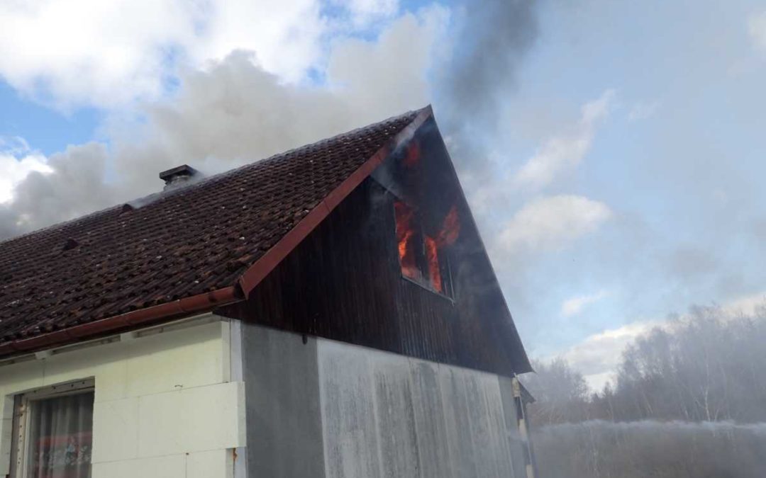 V Břidličné vzplanul dětský pokoj, při požáru se zranil majitel