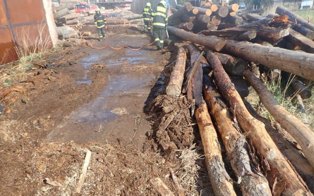 Ve Městě Albrechticích se vznítil odpad, hrozilo rozšíření požáru na uskladněné dřevo