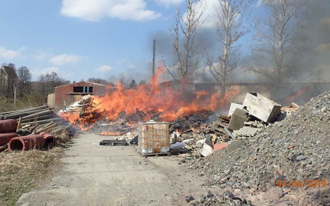 V Rýmařově shořel odpad a klestí, požár likvidovalo pět jednotek hasičů