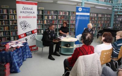 Policisté čtou seniorům