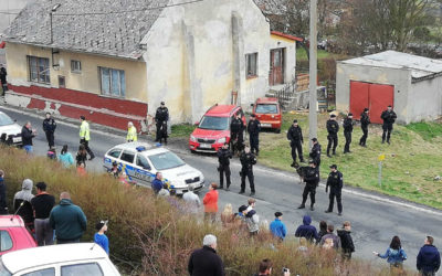 Ve Dvorcích skupina osob napadla muže, vážně ho zranila, lidé tam začali protestovat