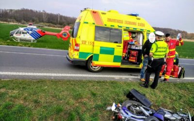 U Razové se nabourala motorkářka, po pádu ji přejelo auto