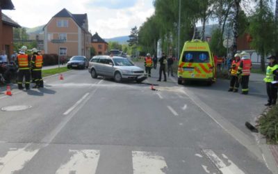 Ve Vrbně se střetlo auto s motorkou, 54letý muž skončil s vážným zraněním v nemocnici