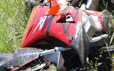 Motorkář se svým strojem narazil do svahu, byl v přímém ohrožení života