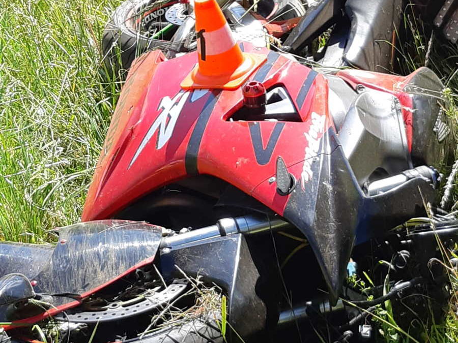 Motorkář se svým strojem narazil do svahu, byl v přímém ohrožení života