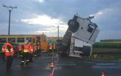 Na Opavsku se střetl vlak s náklaďákem, deset zraněných