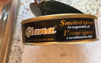 Státní veterinární správa stahuje z trhu uzené šproty v oleji, mohou obsahovat úlomky kovu