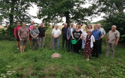 Společně zalili lípu vysazenou na počest Petra Becka