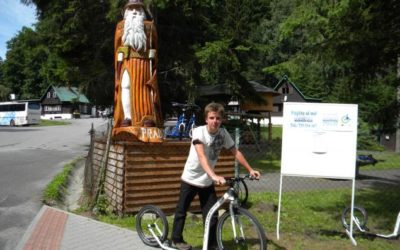 Vrbnem pod Pradědem se mohou turisté projíždět na čtyřkolce, horských koloběžkách i elektrokolech