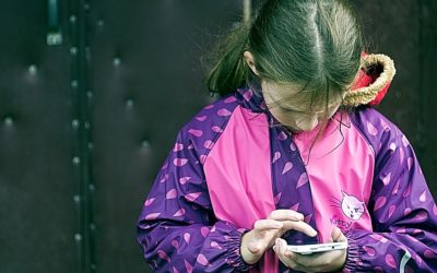 Muž sexuálně obtěžoval dívenky prostřednictvím mobilního telefonu