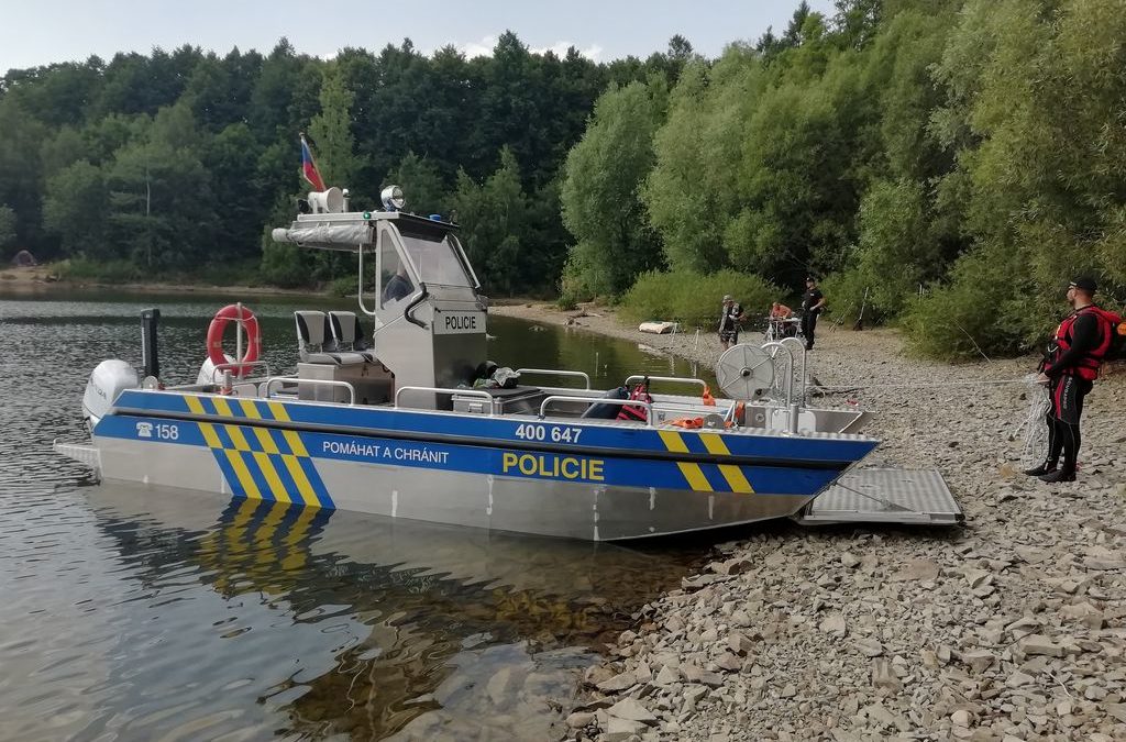 Policisté kontrolovali rybáře a plavidla na přehradě Slezská Harta