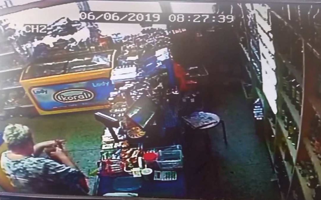 V Krnově žena ukradla tašku s doklady a hotovostí, policie žádá o pomoc