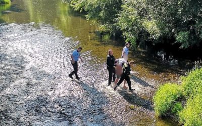 Opilý řidič skočil před policisty do řeky, aby unikl silniční kontrole