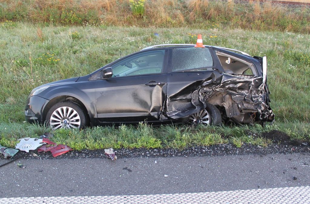 Řidič v mlze přehlédl zaparkované auto