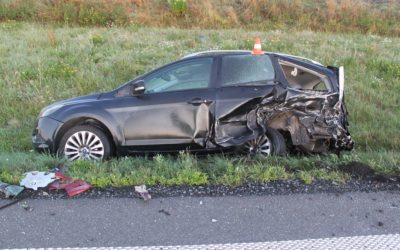 Řidič v mlze přehlédl zaparkované auto