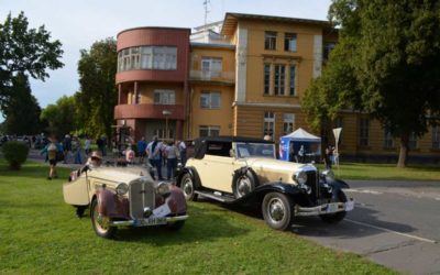 Historické vozy přijely do Slezské nemocnice