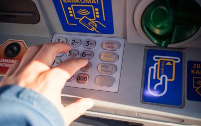 Muž našel peníze zapomenuté v krnovském bankomatu, peníze odevzdal policistům