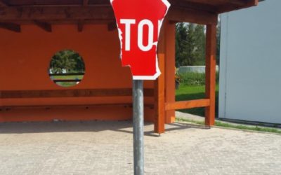 Vandal poškodil značky na dětském dopravním hřišti v Bruntále
