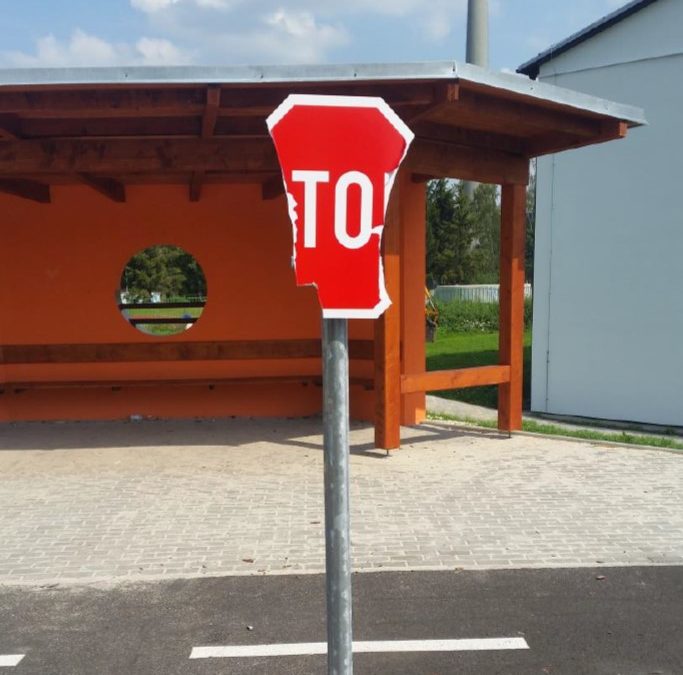 Vandal poškodil značky na dětském dopravním hřišti v Bruntále