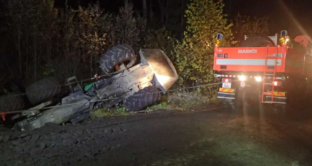 Hasiči vyprošťovali v Břidličné lesní stroj z potoka