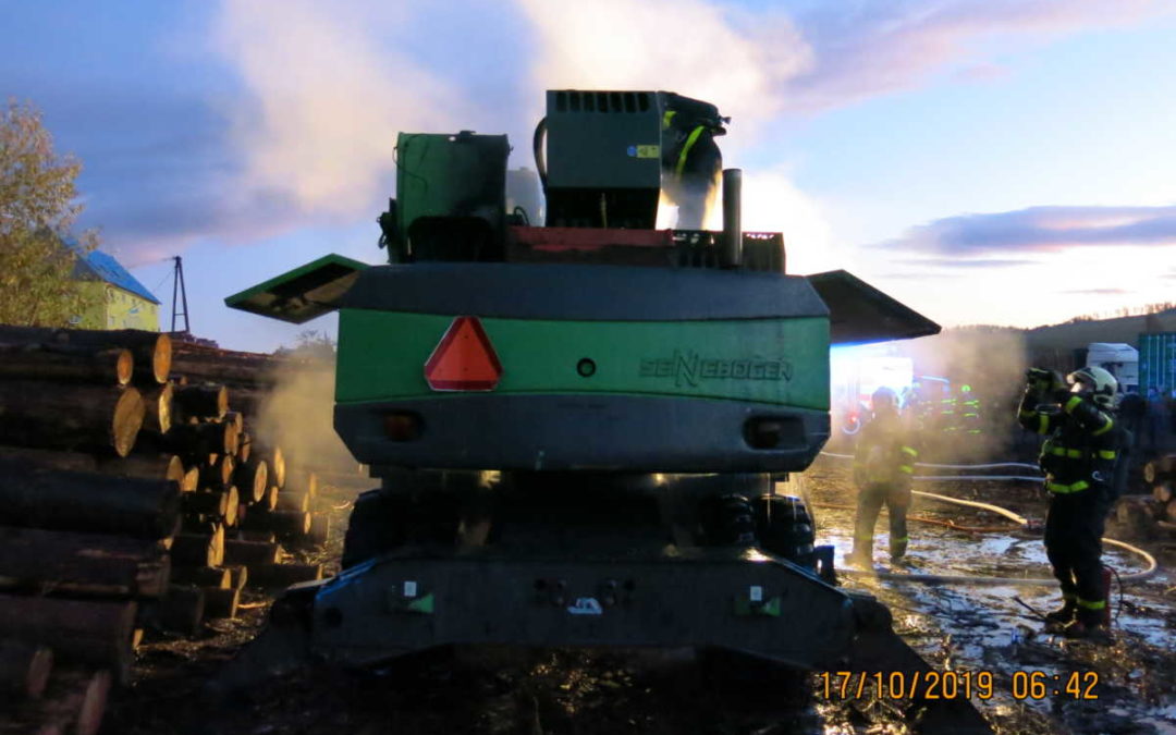 Ve Valšově hořel nakladač na dřevo