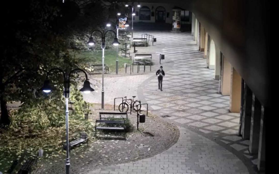 V Krnově se vloupal do dvou prodejen, policie pátrá po pachateli