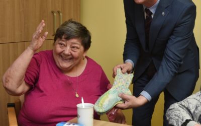 Seniorky pletou ponožky pro babičky a dědečky v domovech, aby jim nebyla zima na nohy