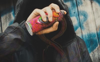 V Krnově řádil vandal, poškodil budovu Městského divadla