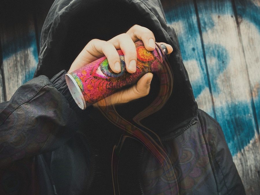 V Krnově řádil vandal, poškodil budovu Městského divadla