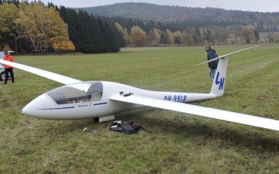 V Široké Nivě nouzově přistál větroň, kvůli špatným povětrnostním podmínkám